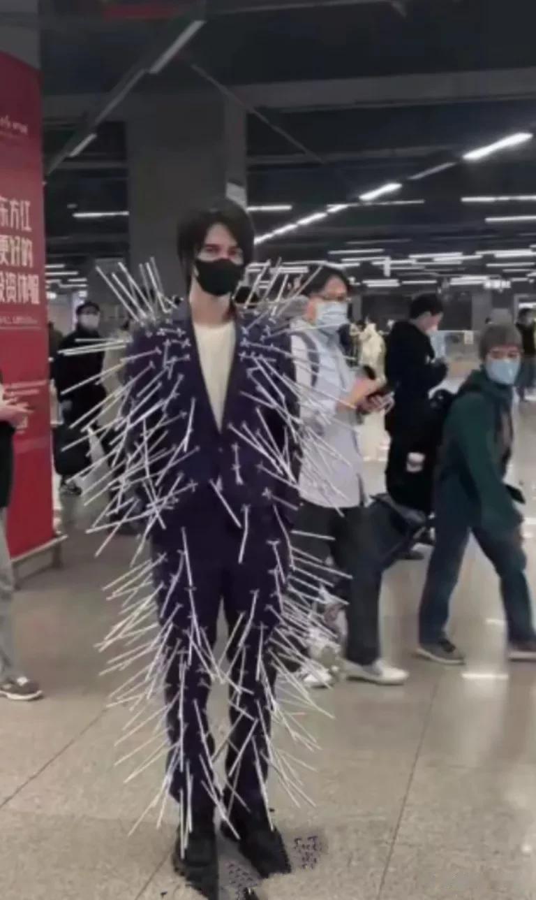 这什么心态？穿出这么奇葩的衣服。 真搞不懂这些人都怎么了，不光女生穿着奇奇怪怪的