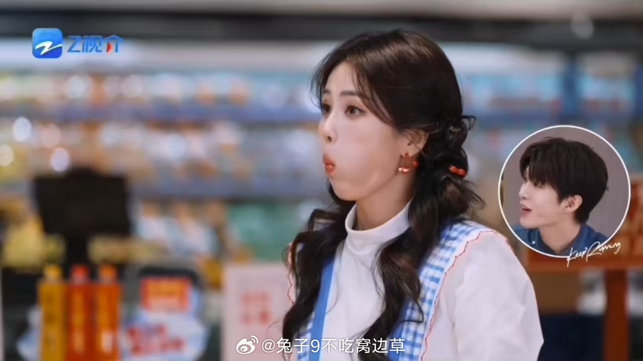 郑恺给白鹿撒饭白鹿一口吃半个鸡蛋奔跑吧   谁能想到白鹿的智商在美食面前直接清零