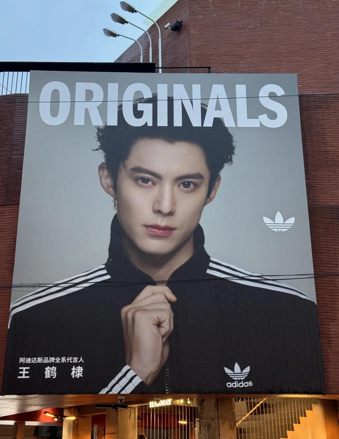 打卡打卡
三条纹兄棣，太帅啦[大笑][大笑][大笑]
王鹤棣 D_DESIRAB