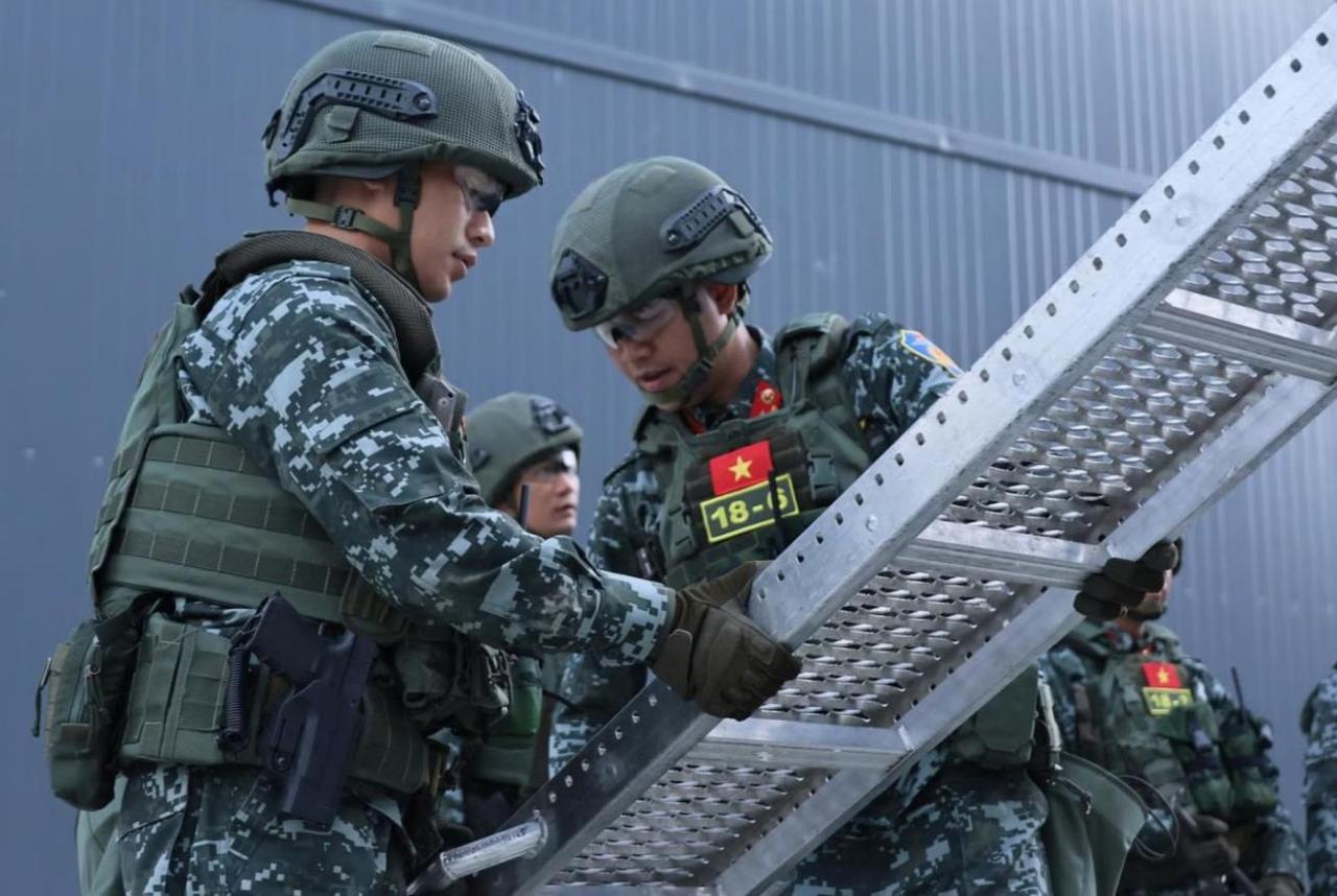 越南特种兵这一身很现代化的单兵装具我找了下来源：
是国际比赛吗？是的，是参加在白