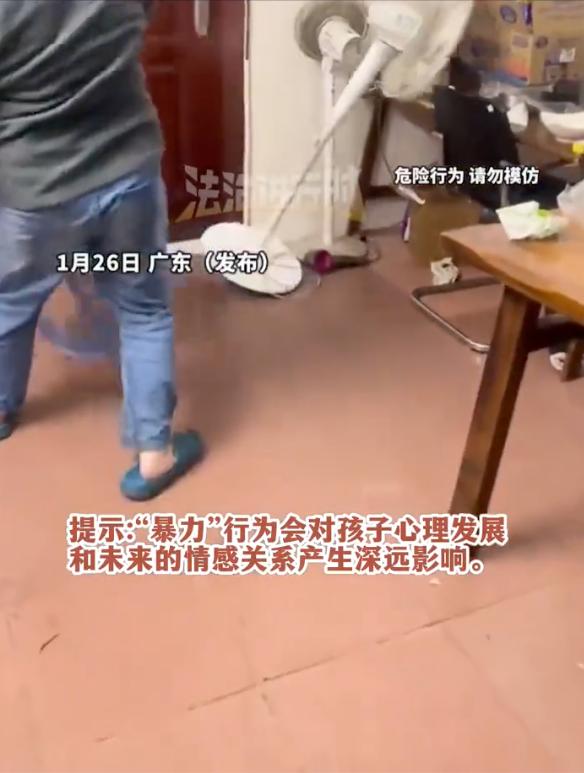 女儿本是爸爸的心肝宝贝，在有些人眼里却是出气筒。

1月26日，一广东男子教育女