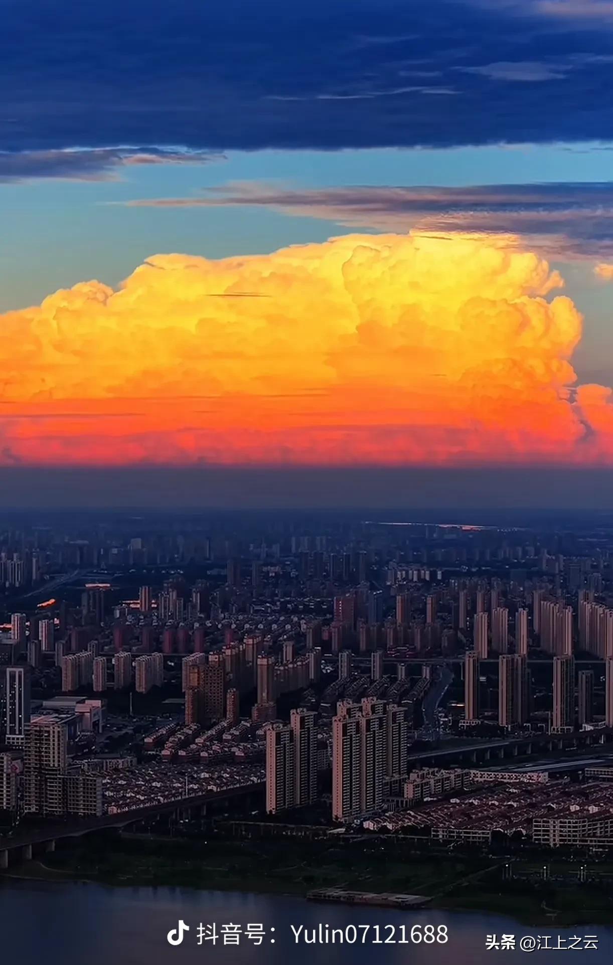 《赣江暮色醉红霞》

暮色四合时，我独倚赣江畔的栏杆，看天光水色在暮霭中悄然交融