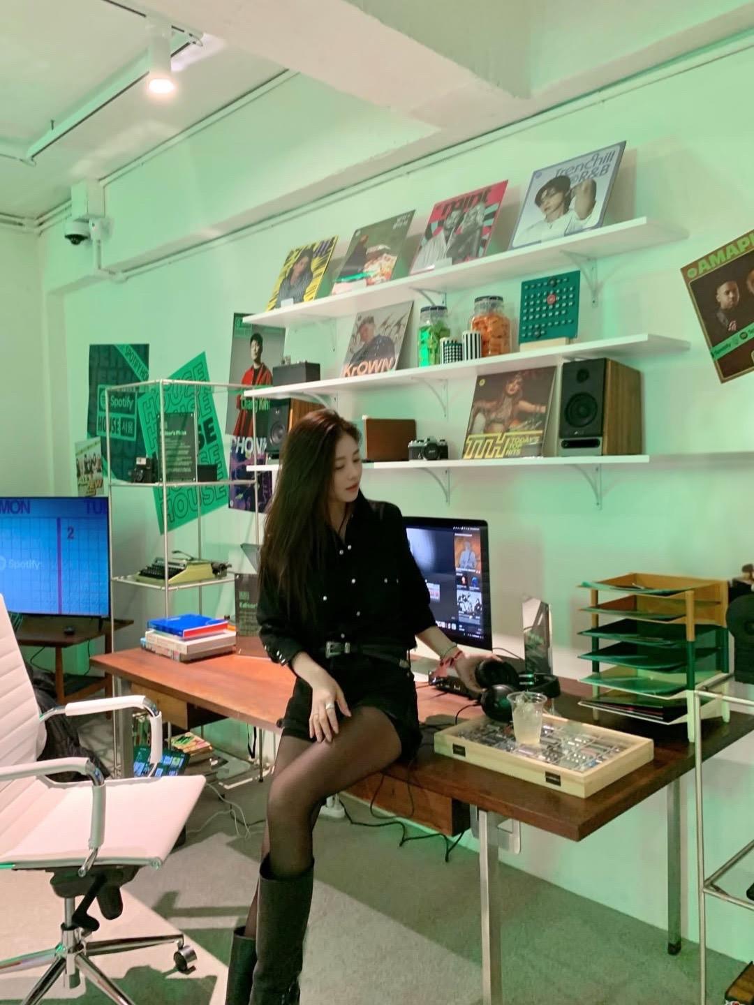 酷酷的小璃。小璃也可以很酷很拽。妥妥音乐范儿。🎸小璃同学写的第一首单...