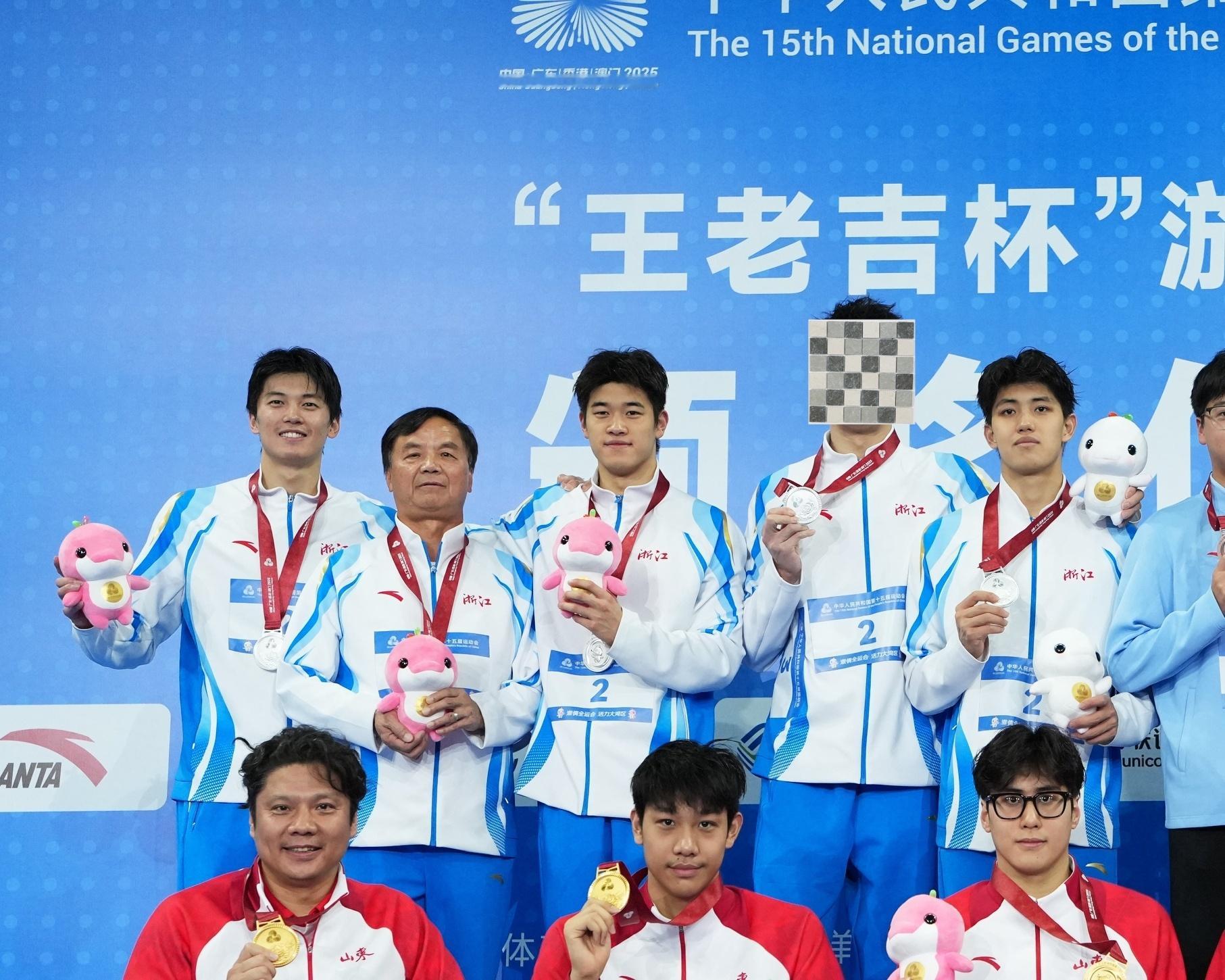 左边这三个人特别幸福啊 右边李伟也是笑不出来 