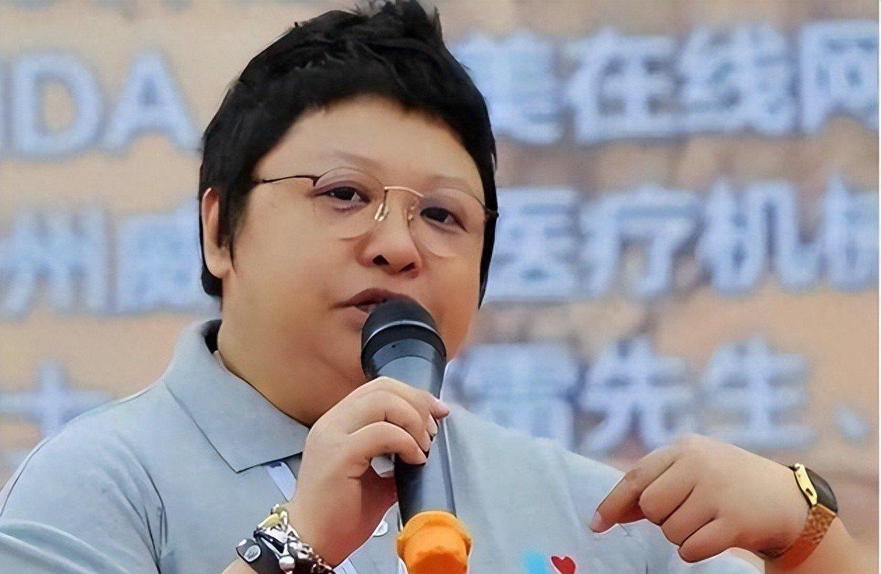 2026年上半年到下半年，54岁的韩红几乎被推到风口浪尖，“私吞上亿善款”的老帽