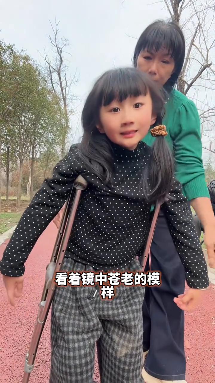 我在岁月长河回头望，看着镜中苍老的模样，曾经满怀热血滚烫，如今只剩满脸沧桑。