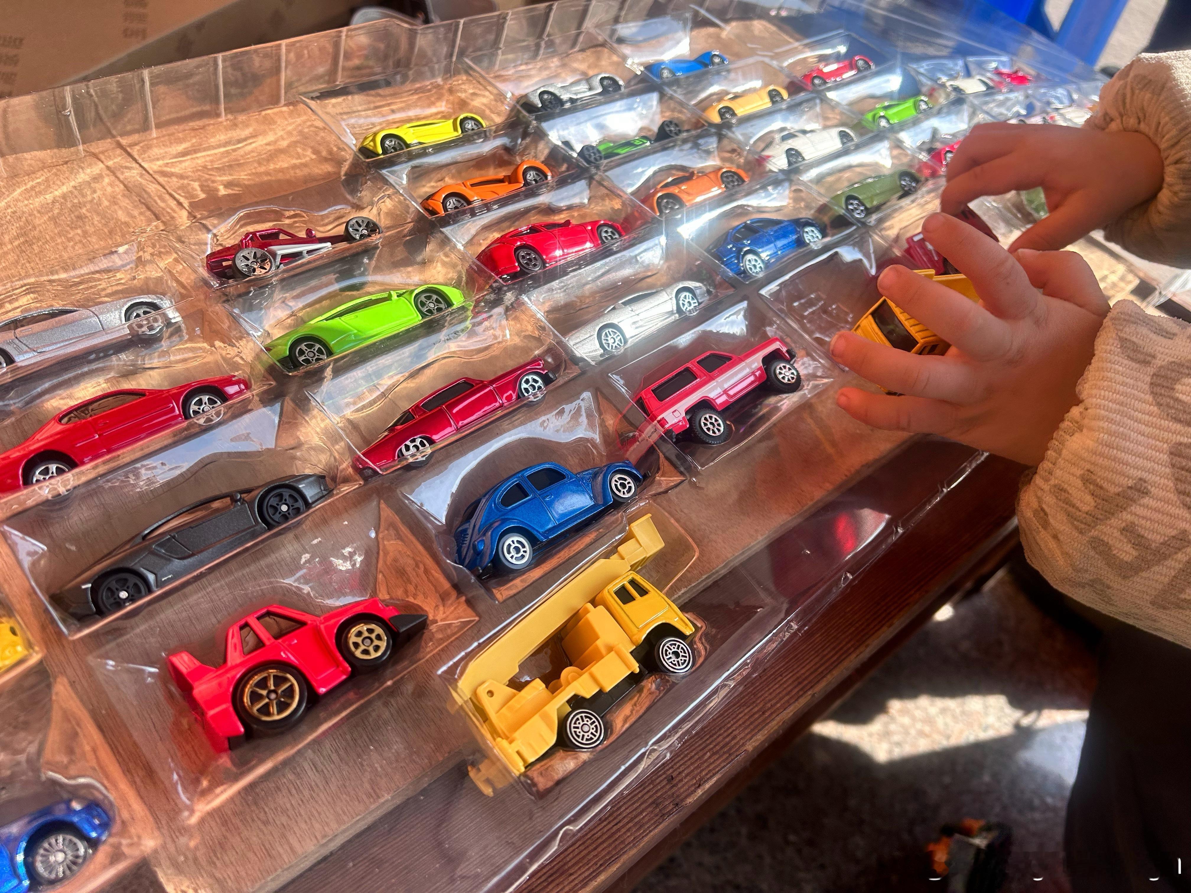 提了个山姆的美驰图小合金车199块40辆车，比较适合低龄宝宝玩车子只能说有个型，