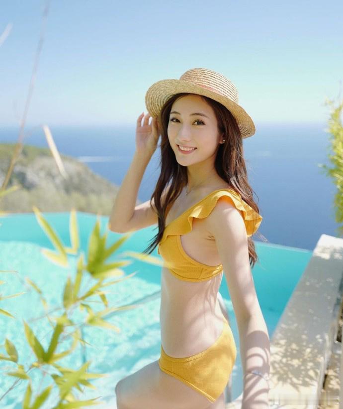 現年30歲的2019年港姐五強蔡嘉欣，因經常晒名牌及周遊列國被指拜金，而她亦直認