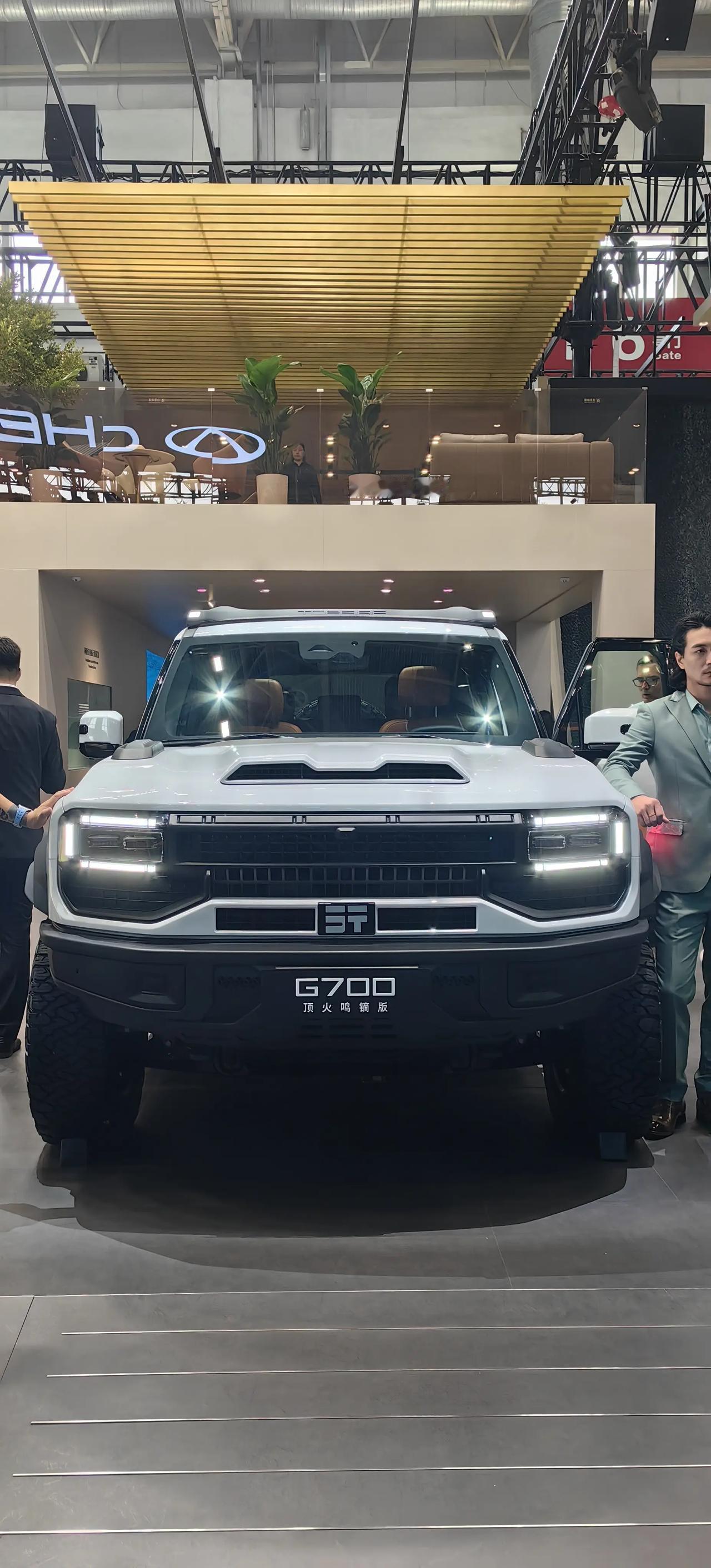 北京车展上看到了纵横G700顶火鸣镝版
😎实车第一眼看上去确实很有硬派那味儿，