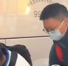 是少了哪个啊天天没事干辱🐴我女 