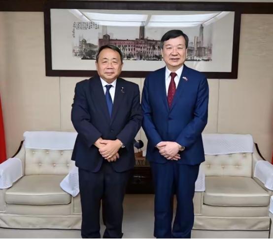 日前，刚被中方制裁不久的日本参议员、汉奸石平，在东京会见了台湾地区的驻日代表李逸