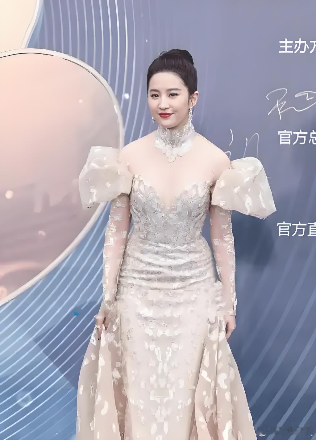 被人说溜肩刘亦菲高情商回应 当刘亦菲被说溜肩时，她展现出了令人钦佩的高情商。在公