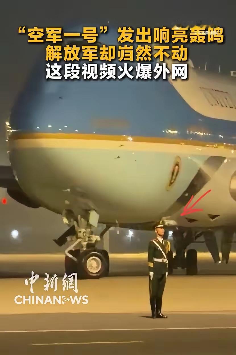 兵哥哥飞机前纹丝不动火爆外网，这才是中国军人的模样！

这位兵哥哥不仅让咱们自豪