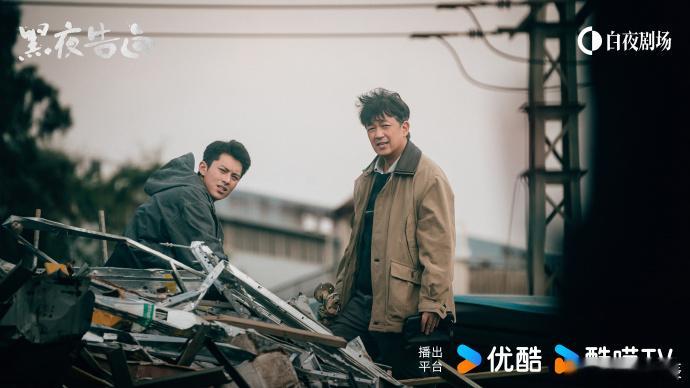 潘粤明王鹤棣隔窗对望这一幕这镜头绝了！隔着玻璃像跨时空对话，一个找答案一个留线索