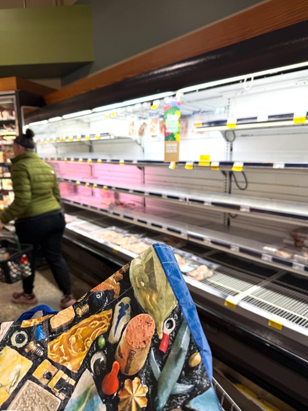 各地美国人为了应对即将到来暴风雪（除西海岸与佛罗里达之外，全美温度均降到0℃以下