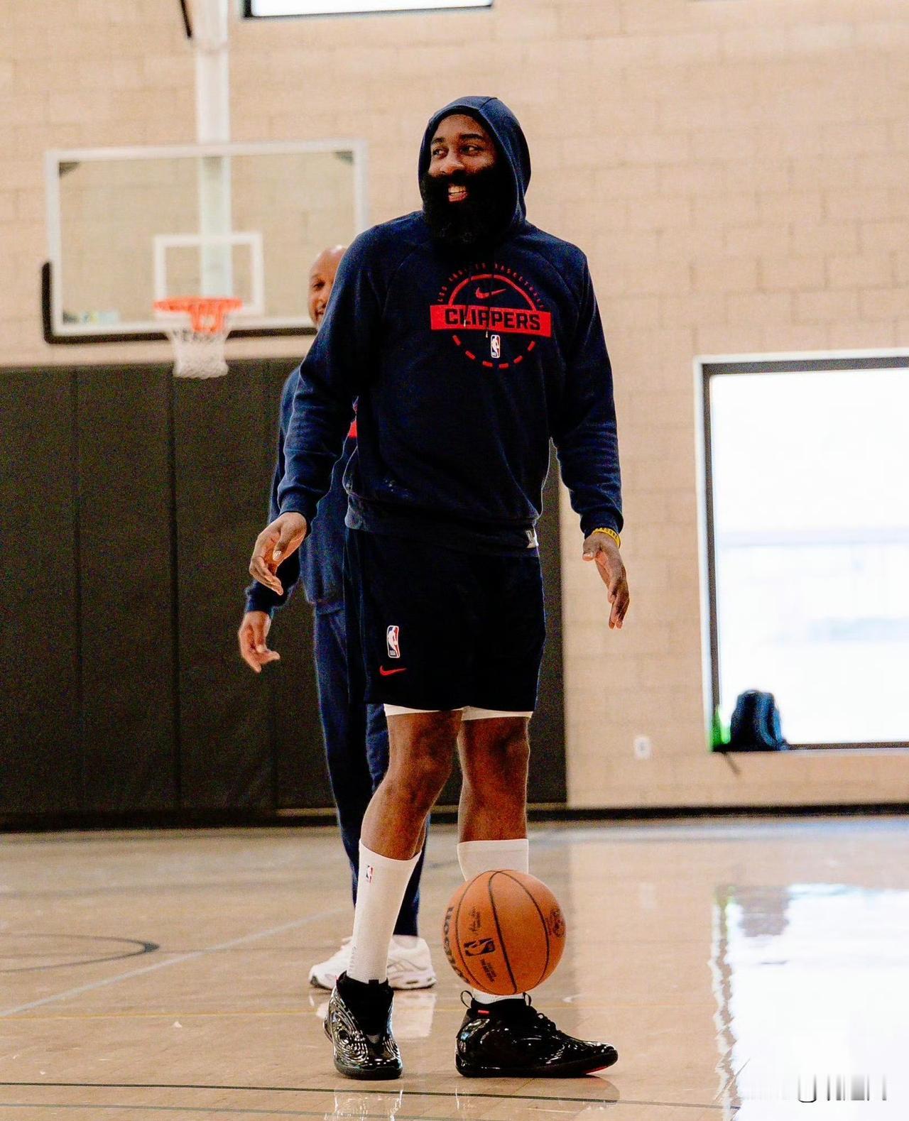 快船多位球员在今天的训练采访中透露：现在球队的整体氛围越来越好了！

“我们都想