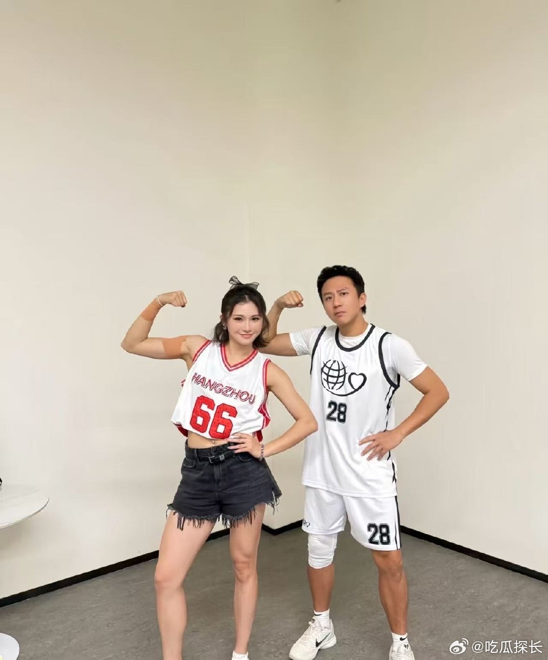 邓超吴艳妮合照邓超与吴艳妮合照，梦幻联动了，好帅的超哥，好完美的肌肉邓超与吴艳妮
