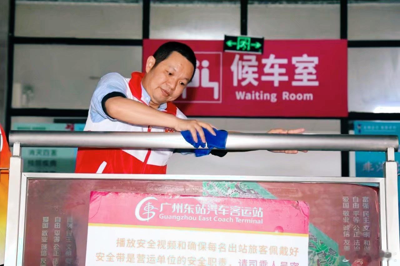 看见公益 平凡的日子里，总有善意悄然绽放。公益，是一份责任，一份温柔，一份长久的