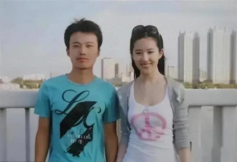有没有人知道这个男的是谁？竟然能跟女神刘亦菲亲密合影。神仙姐姐还笑得这么甜，满脸