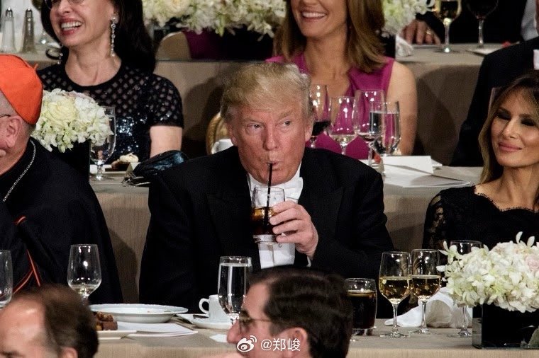 可口可乐公司周二表示，将推出使用美国甘蔗糖版本的原味可乐。此公告是特朗普上周在T