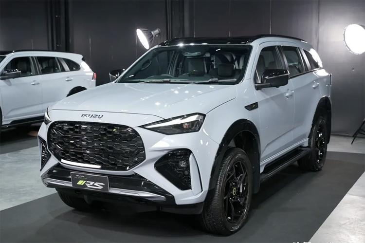 近日，网上曝光了一组新款五十铃mu-X的实车图片，新车是改款车型，内外设计都有较