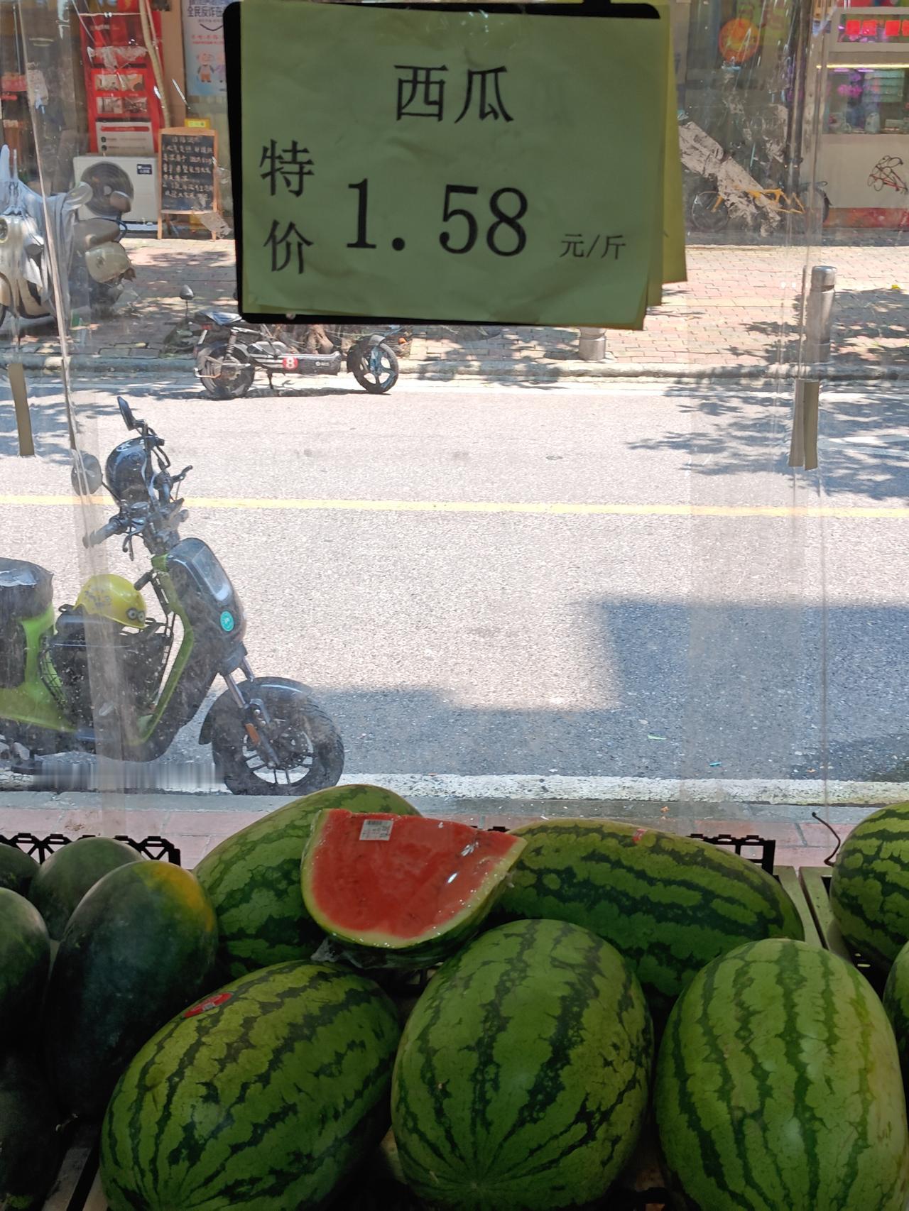 三十几斤的宁夏大西瓜，滞销降价，1.98/斤降到1.58/斤，现在大家庭太少了，