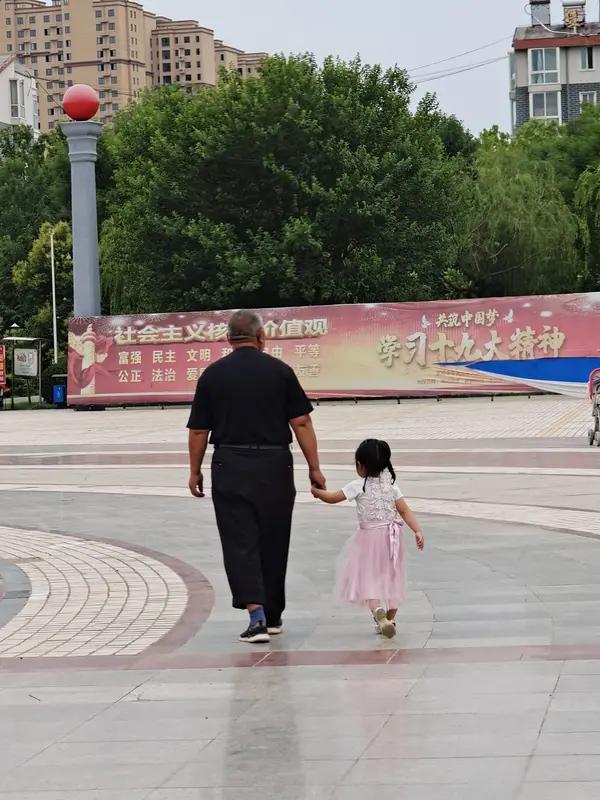 “妈，你这是愧疚式教育，你想让我觉得对不起你。”——这句话，是一个女儿在18岁生