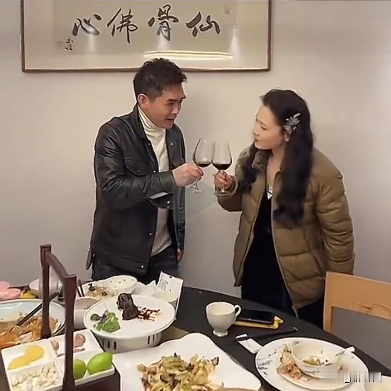 “杨九红”何赛飞私下聚会，举杯碰酒‌，‌双颊微红‌，看到他如此生活化的照片，感觉