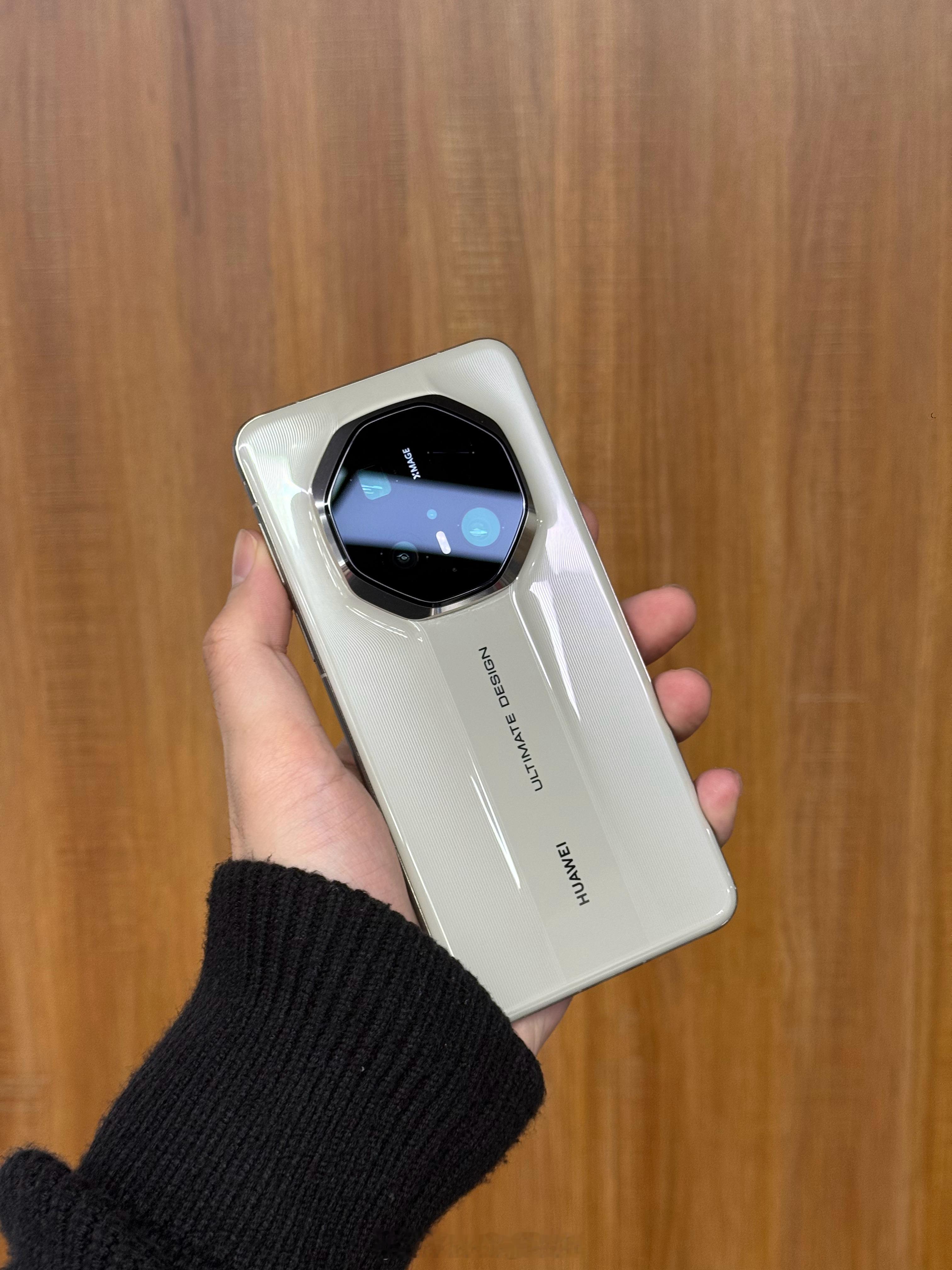 哪款白色手机硬控你了 别说了目前手上的果子iPhone16ProMax是白色的华