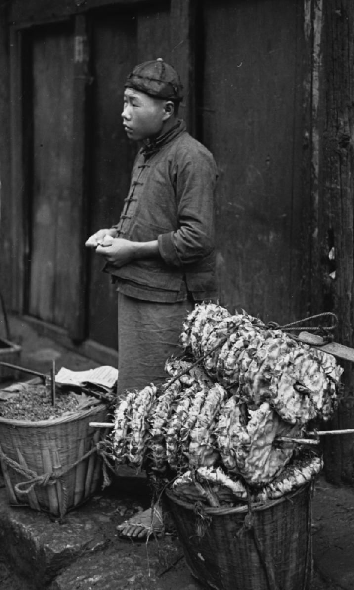 这张黑白照片拍摄于1941年的昆明，
彼时抗战正打得艰难，昆明是全国关键的大后方
