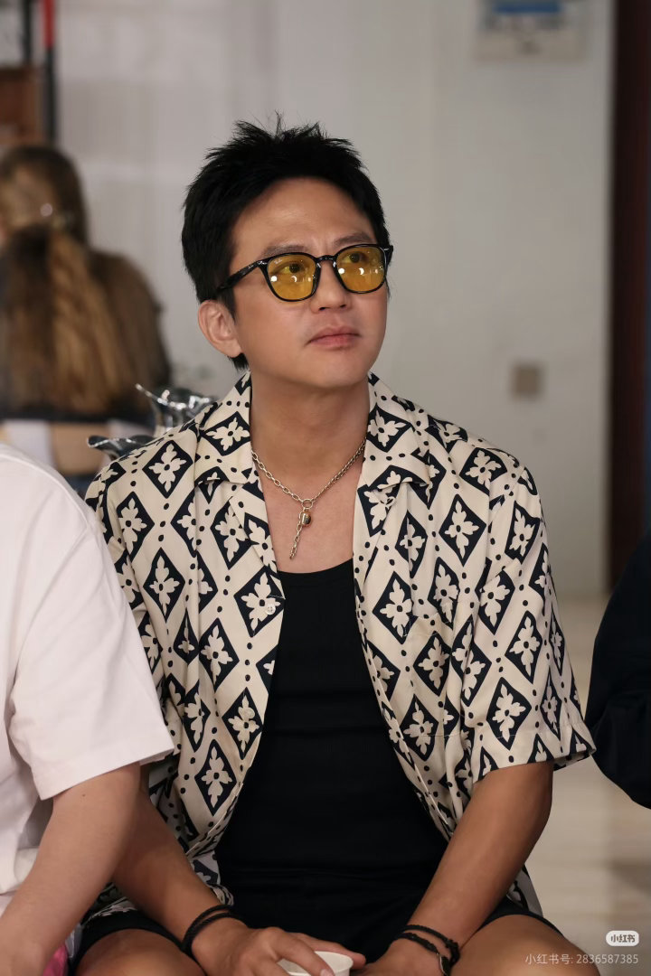 邓超王源没抢到票直接上台唱618夏日歌会 这对昔日的“抢票难友”如今同台开唱，命
