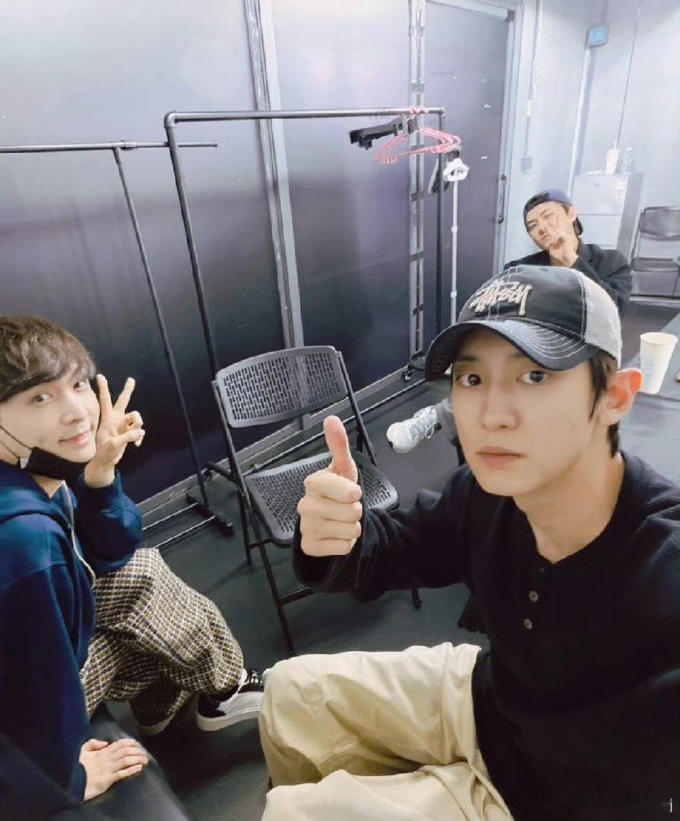 张艺兴发了和朴灿烈吴世勋合照 : 这波是梦回exo啊！爷青回 