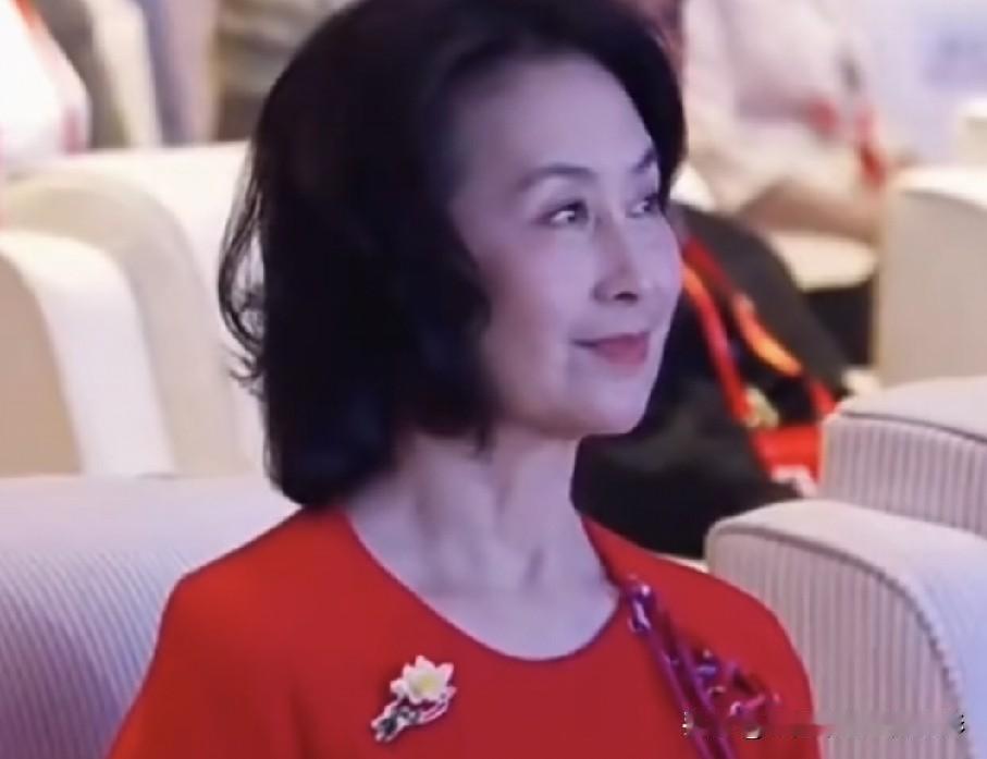 何超琼身为千亿家族接班人，是如何一步步扛起家族事业的？