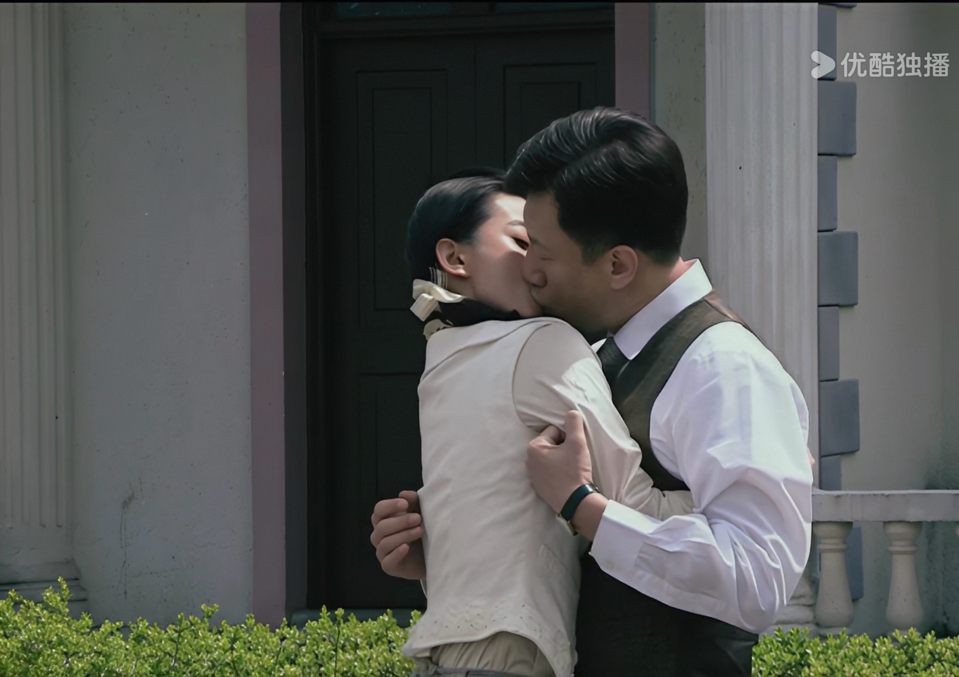 余则成和晚秋亲嘴两个人是不是伸舌头了啊 