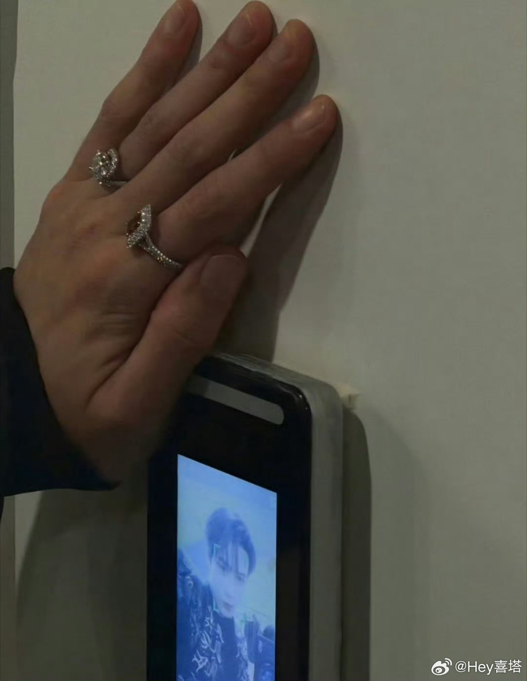 檀健次你在用你的帅脸做什么谁教他这样拍照的，死亡角度依旧帅 