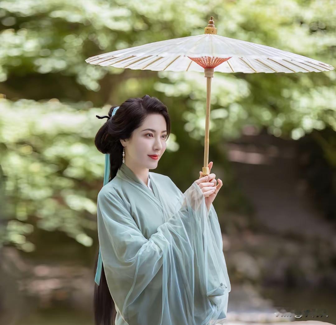 没想到曾黎穿上古装这么漂亮，她特别适合演古装剧。曾黎的美貌曾经迷死很多人，不愧是
