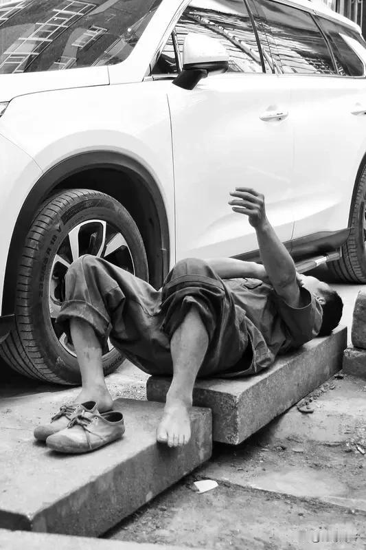 上联:往昔倜傥风流士;
下联:今朝贫穷潦倒人。
友友请展示下联 友友请出下联 友