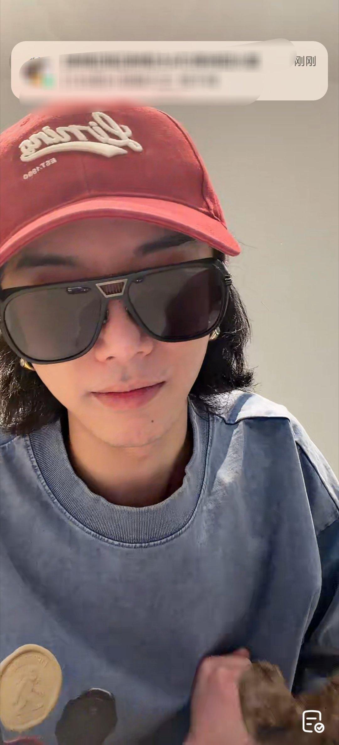 右下角竟然是perper的脚我真笑得国庆四天1280秒拍秒付了 严肃翻肚皮中 ​