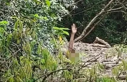 一男子困在泥潭只露一个头，滴水未进，4天后幸运获救无大碍。
台湾地区高雄市48岁