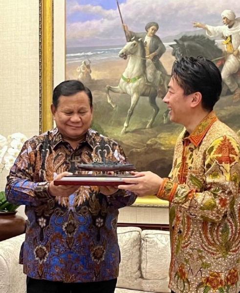 这礼物收还是不收？他的微表情说明了一切，小泉进次郎将旧日本海军军舰模型赠送给印尼