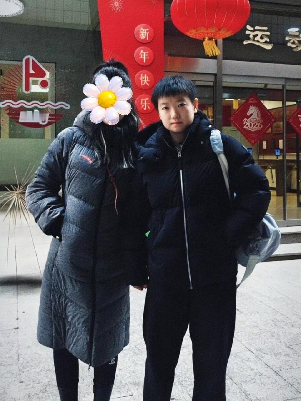 冷脸萌但脸颊肉超软