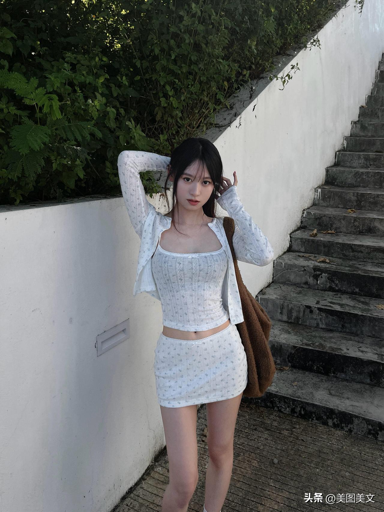 夏日清新穿搭，白色系连衣裙搭配棕色包包，元气满满！