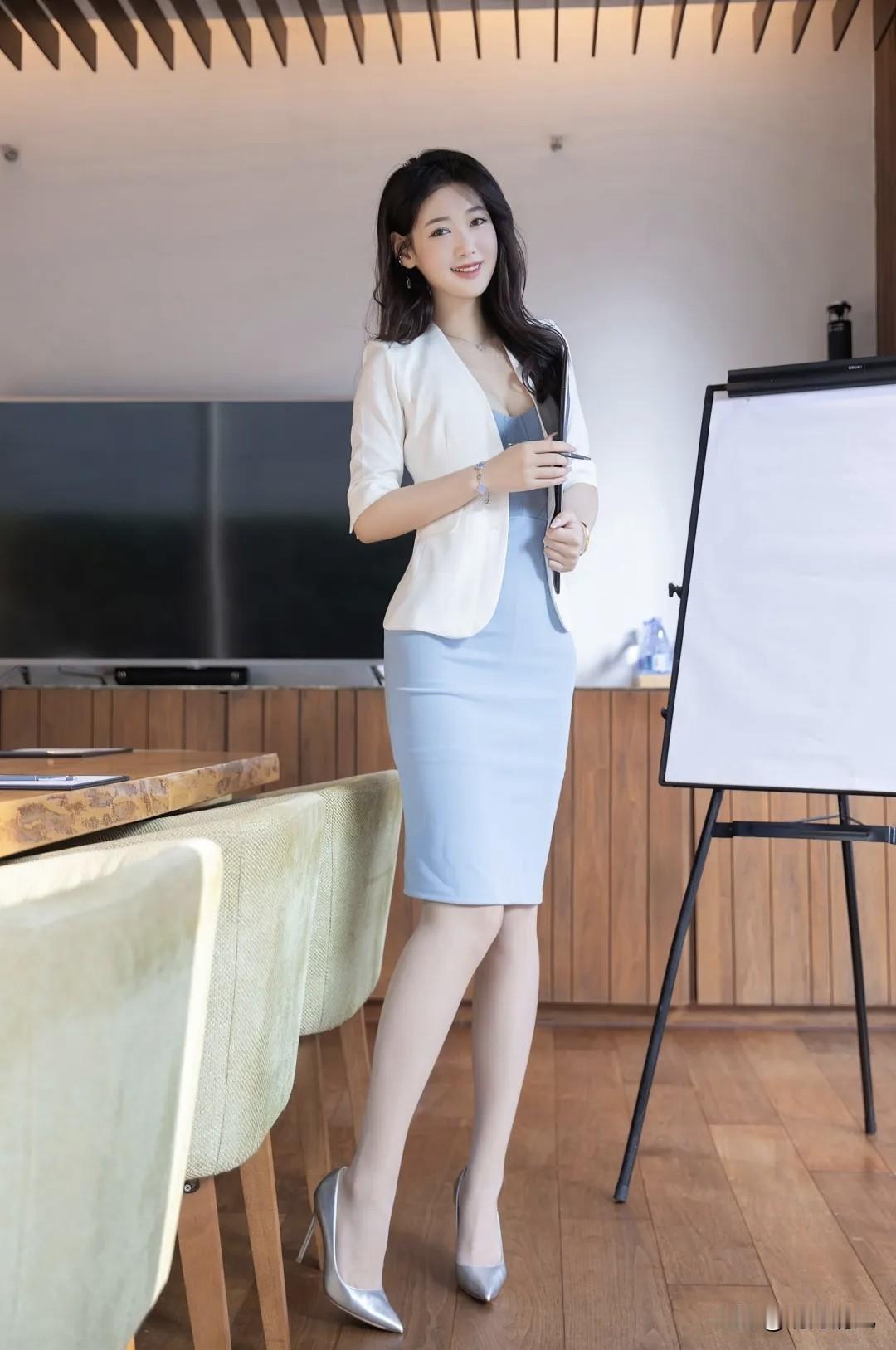 说真的，白西装真是职场“万金油”单品。

最近开会时注意到一位同事，用挺括的白西