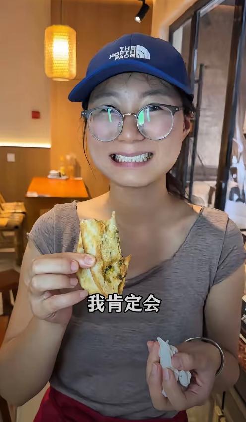 "这个女的火了！"7月9日报道，无锡，18岁女孩暑假在鲜汤牛肉店打工，谈好月薪3