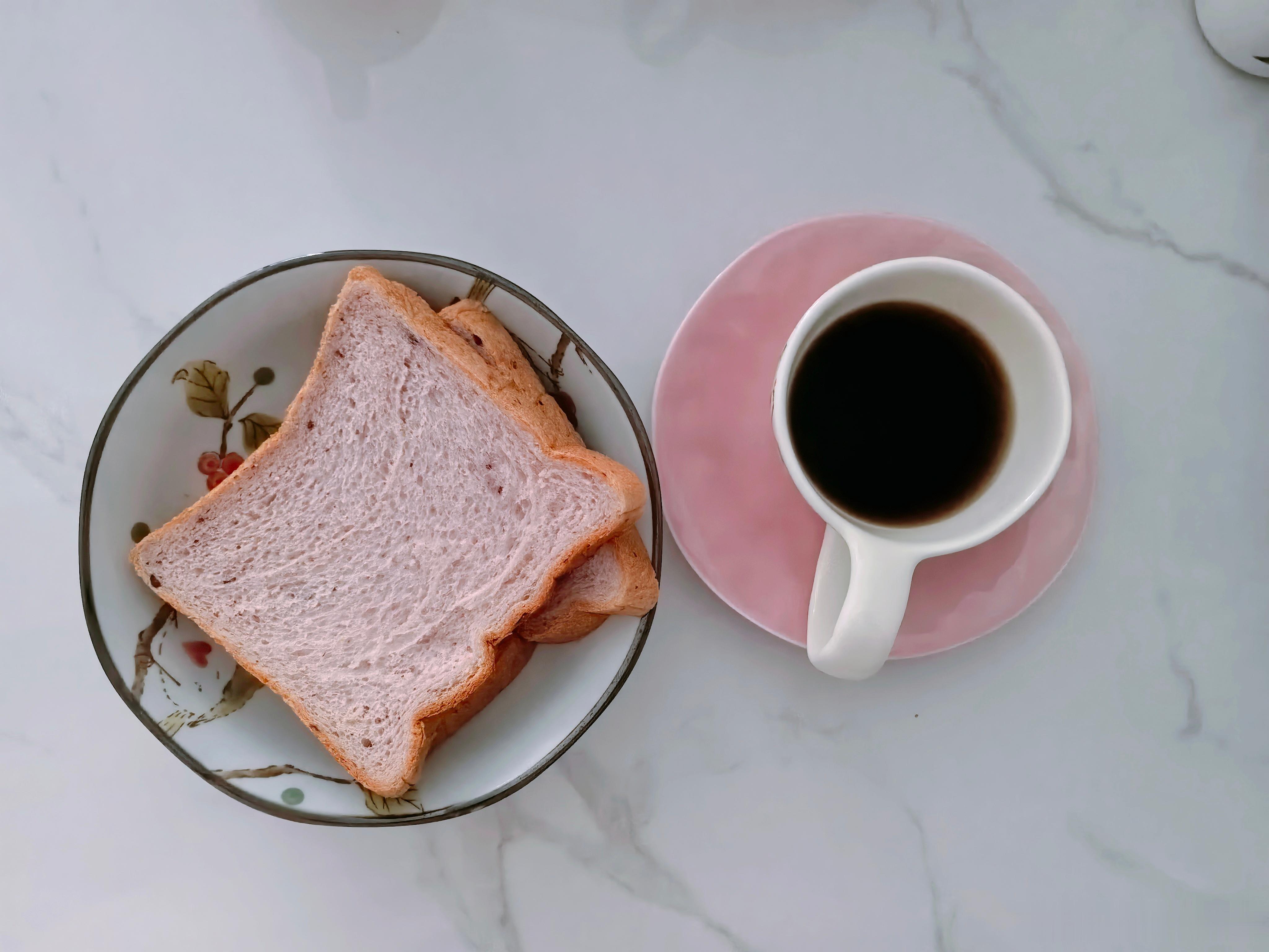 生活手记 昨晚一场大雨今天终于凉快啦！喝杯咖啡☕来两块面包🍞，然后开始做会操，