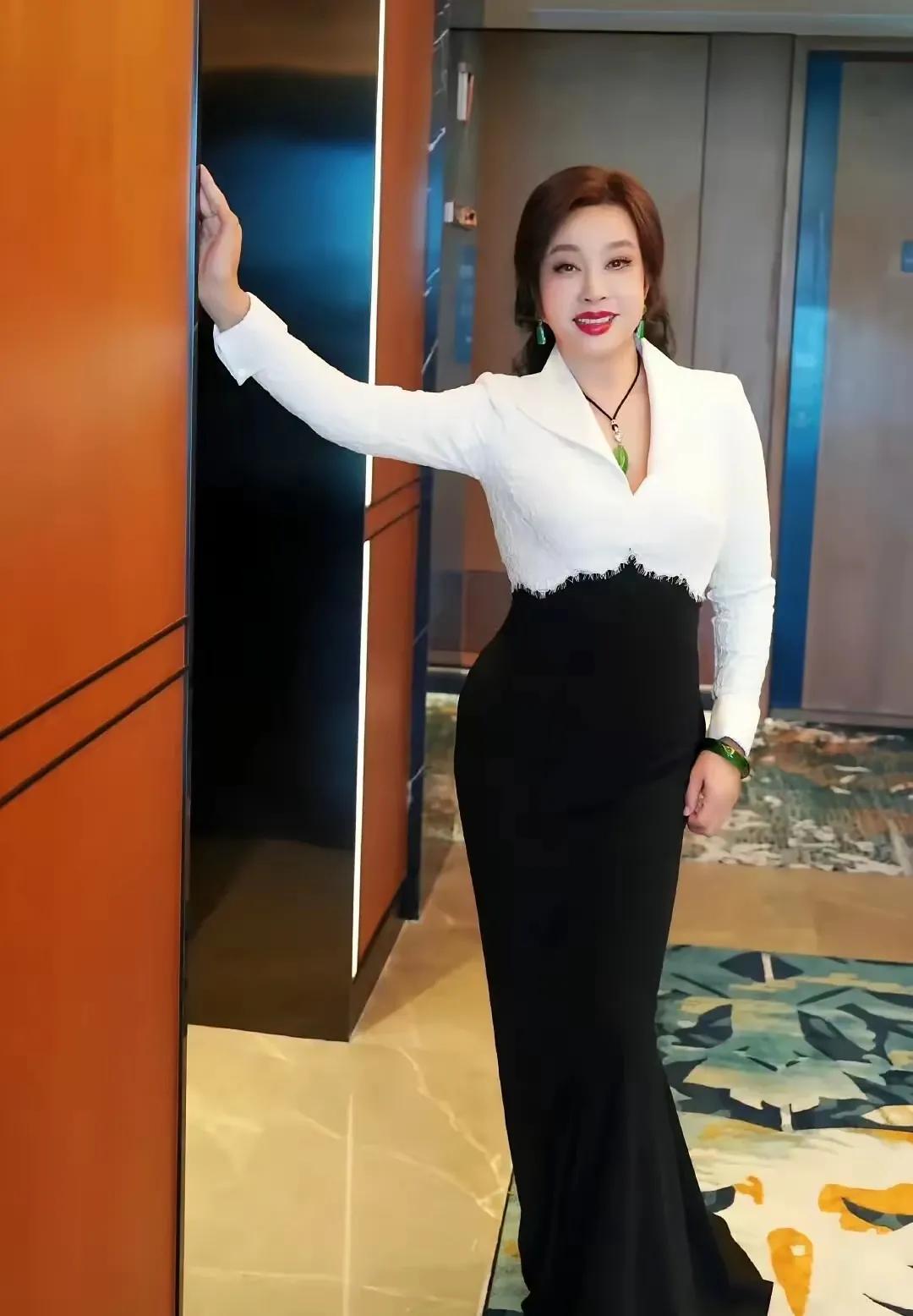 这得是吃了唐僧肉吧？74 岁的刘晓庆出席活动，站在台上气场全开，完全不输年轻人。
