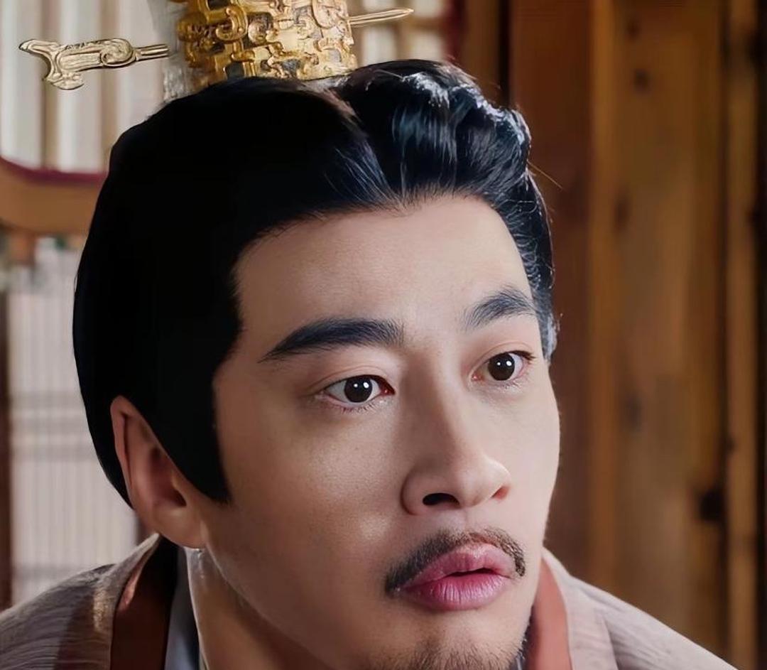 这个暑假最忙的人，恐怕非何润东莫属了。《百花杀》里，他给孟子义演爹，是威风凛凛、