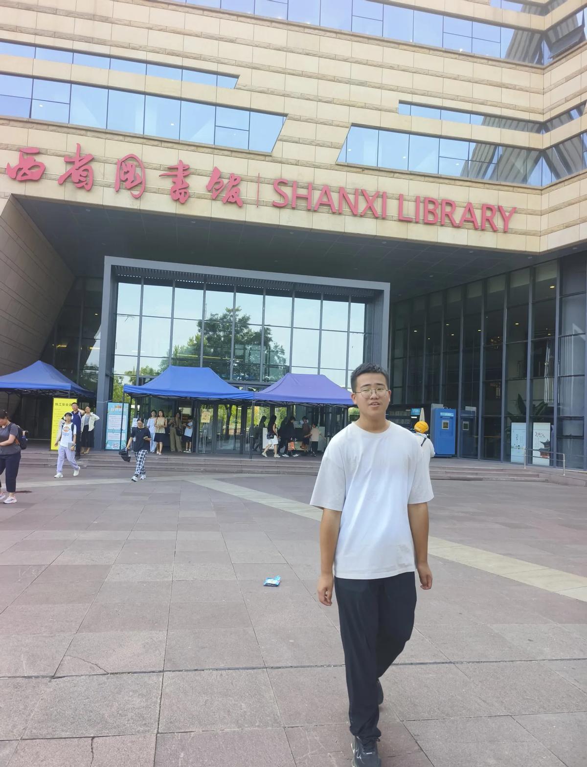 娃把图书馆当戒机所

五层楼静到心跳都能听见

昨天带娃冲进山西省图书馆，人山人