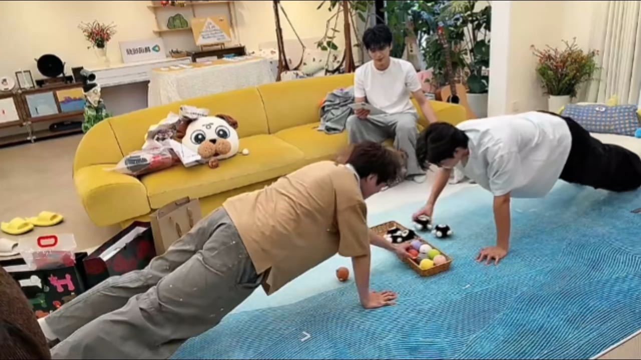 毛不易展示健身成果毛不易连做俯卧撑都这么体面毛雪汪毛雪汪这期解锁毛不易的俯卧撑名