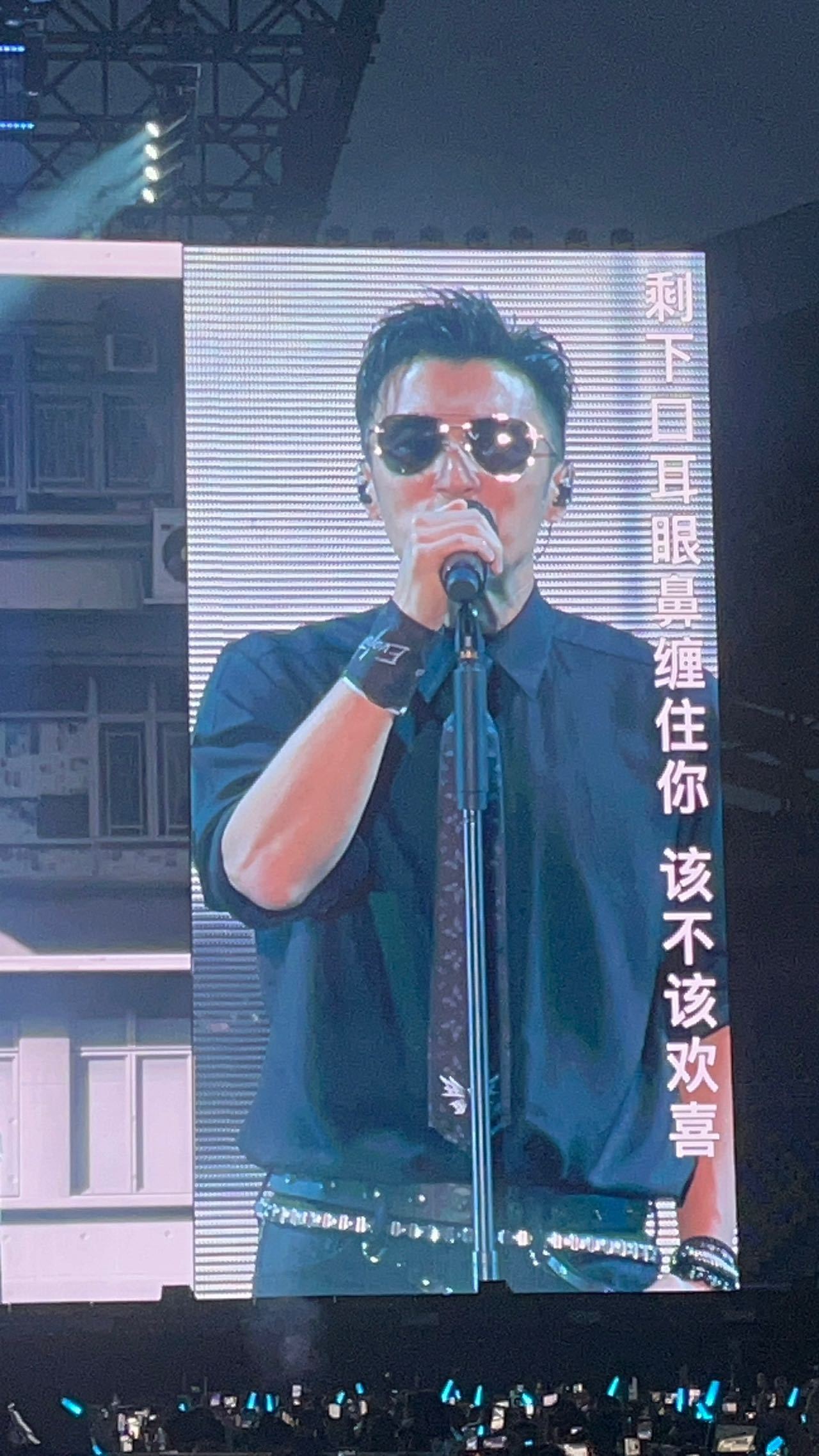 谢霆锋提醒粉丝灯牌举反了黑衣登台的特殊演唱会，细心留意台下粉丝，一句望向天空的谢